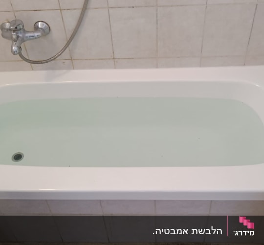 אמבטיה לבנה עם מים, ברז קיר כסוף
